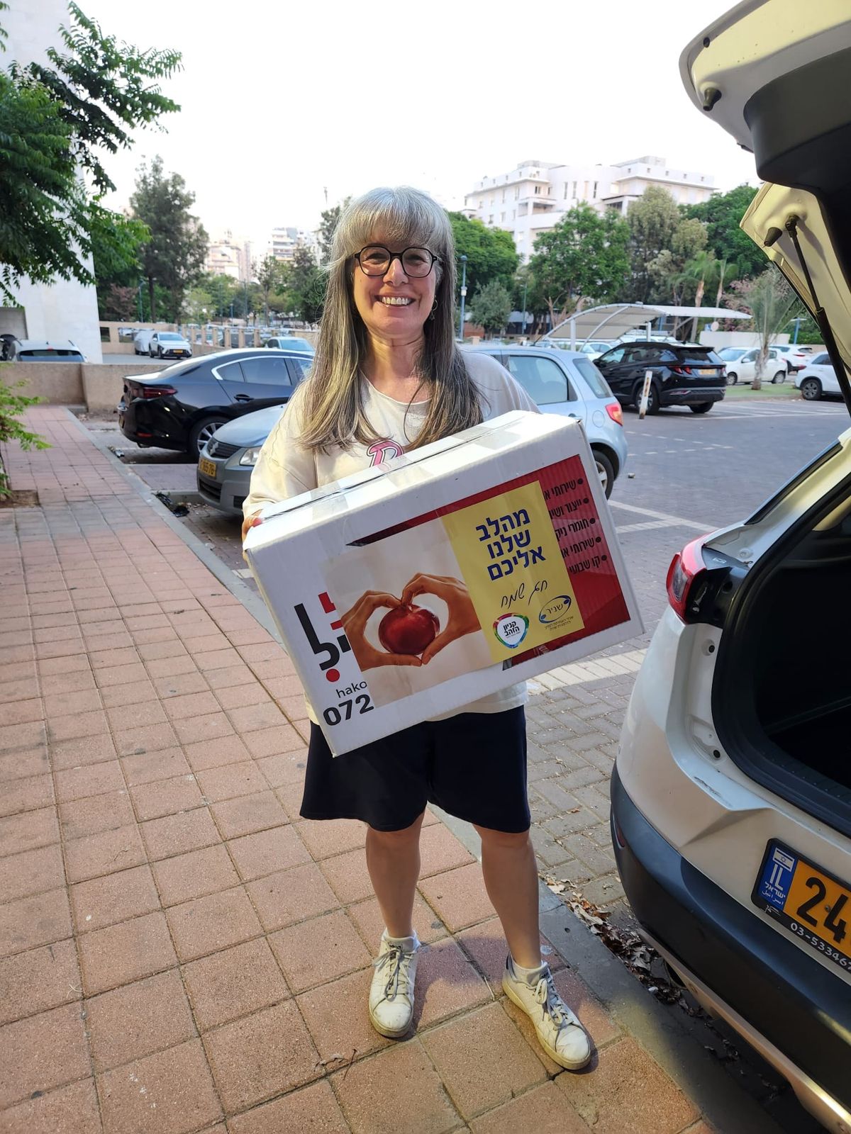 מתנדבת נושאת סל ראש השנה