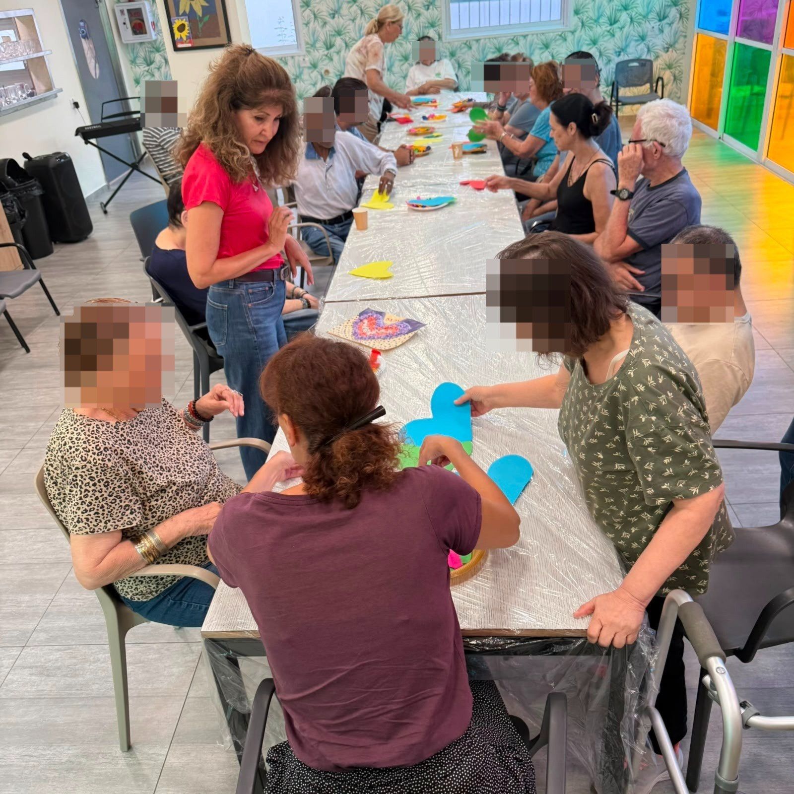 פעילות יצירה עם בוגרים על הרצף בפתח תקווה