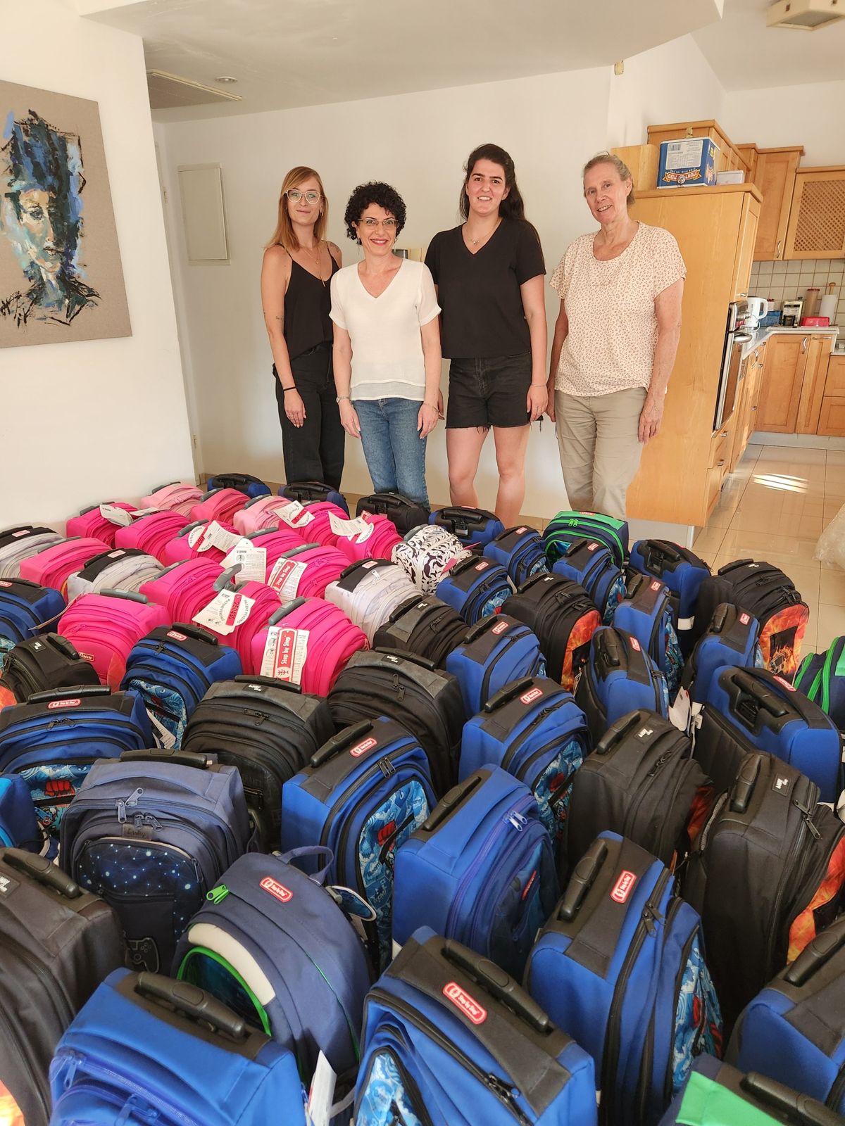 מתנדבות מאחורי מאות ילקוטים ארוזים