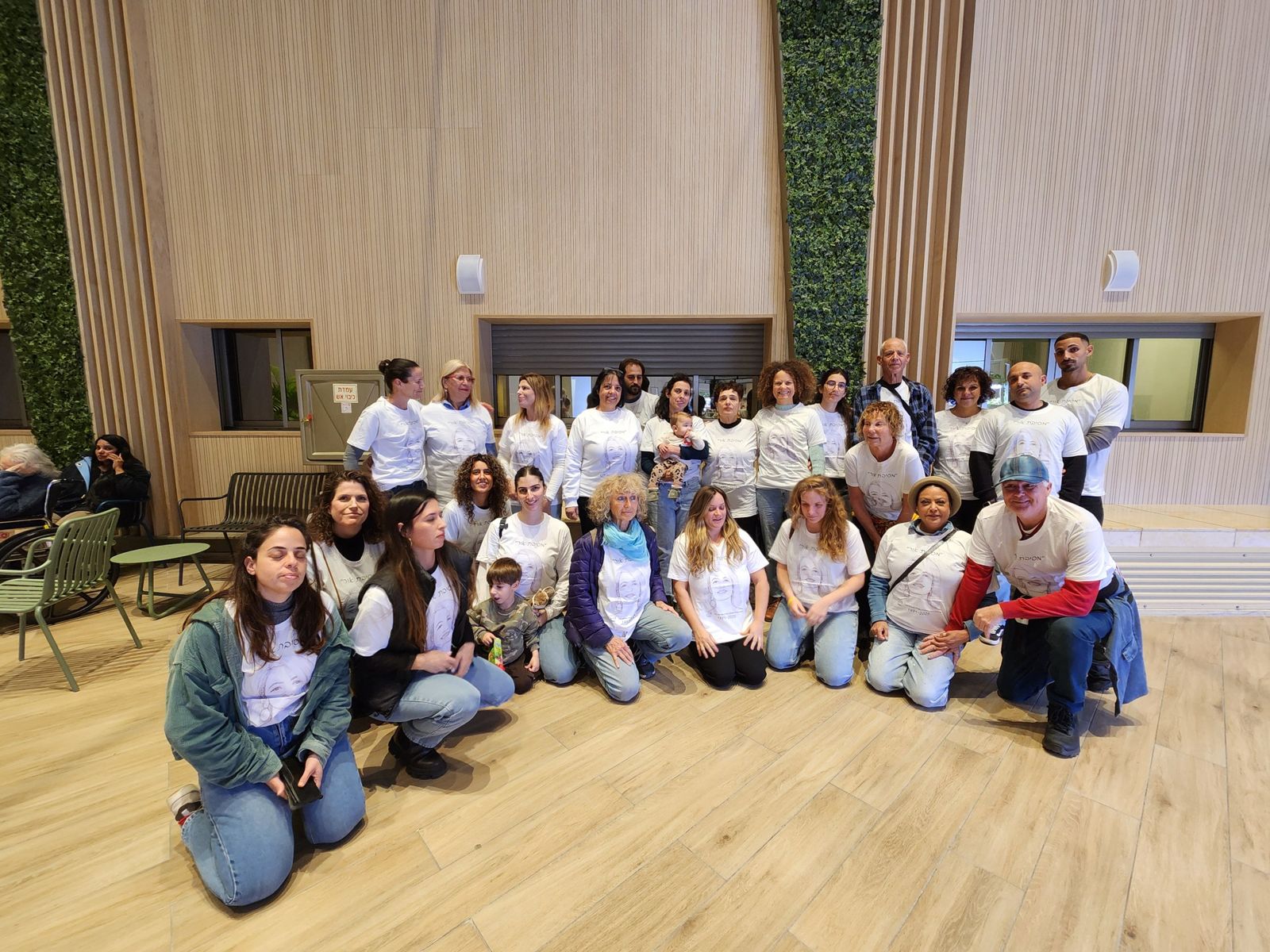 קבוצת מתנדבי שניר בחולצות העמותה